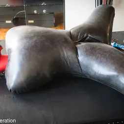 Kino Payne en 'Kink Partners' Cara de gimp inflable sentada (Miniatura 12)