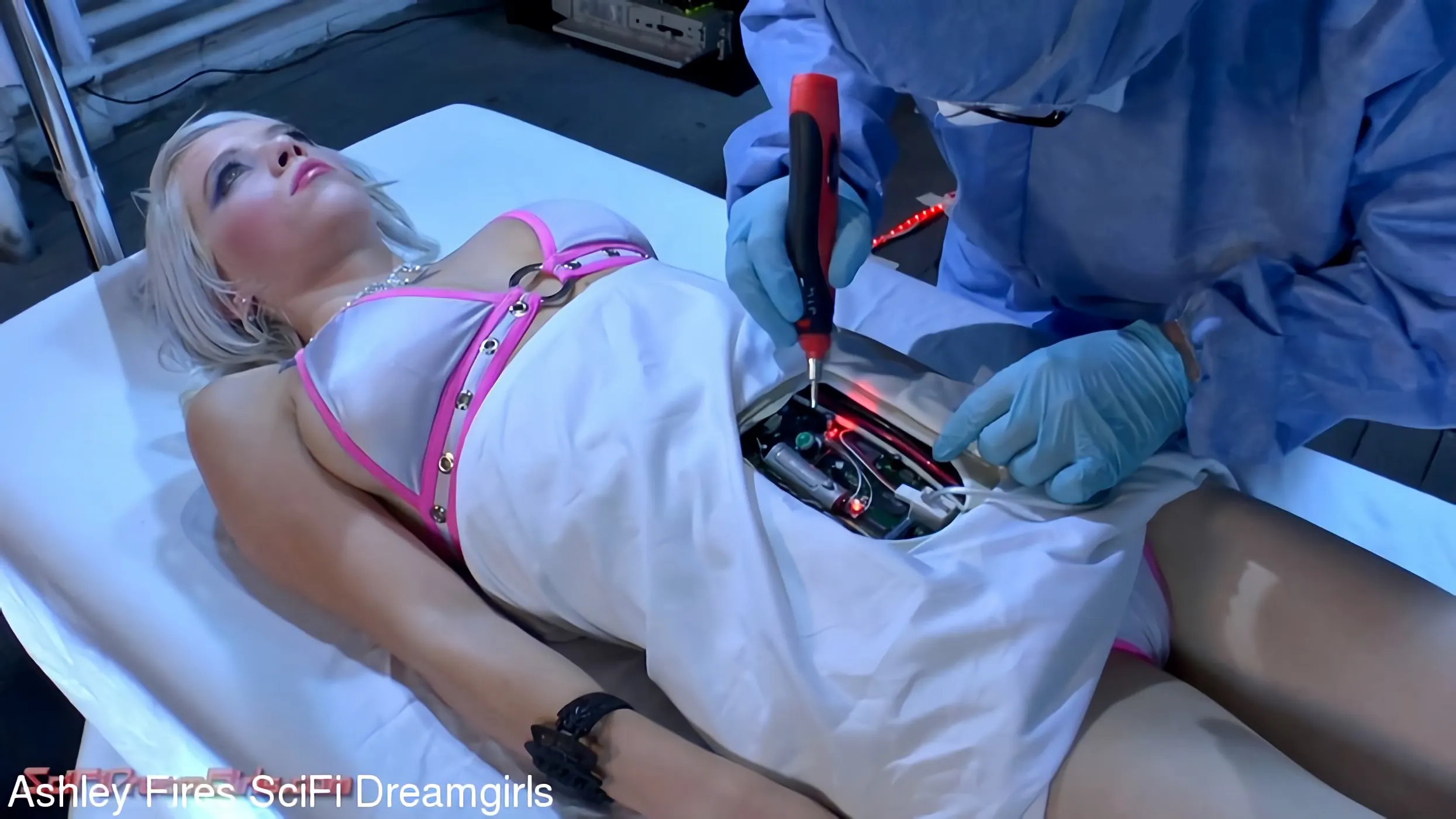 Kitty Glitter en 'Ashley lanza el episodio de ciencia ficción Dreamgirls: The Breakout, fase uno' from 'Kink Partners' (foto 5) Kink Partners 'Ashley lanza el episodio de ciencia ficción Dreamgirls: The Breakout, fase uno' protagonizando Kitty Glitter (foto 5)