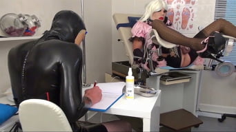 Krankenschwester Eins in 'Extremely Embarrassing Anal Examination of the Sissy'