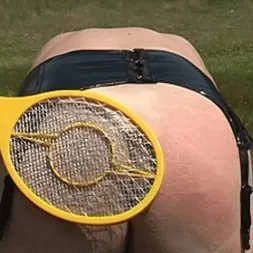 La Femme Fatale en Humillación pública total (foto 1) La Femme Fatale en 'Kink Partners' Humillación pública total (Miniatura 1)