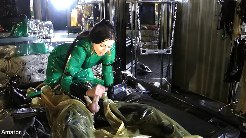 Lady Ashley en 'and Slave: Part 3 'The Rubber Room'' from 'Kink Partners' (foto 9) Kink Partners 'and Slave: Part 3 'The Rubber Room'' protagonizando Lady Ashley (foto 9)