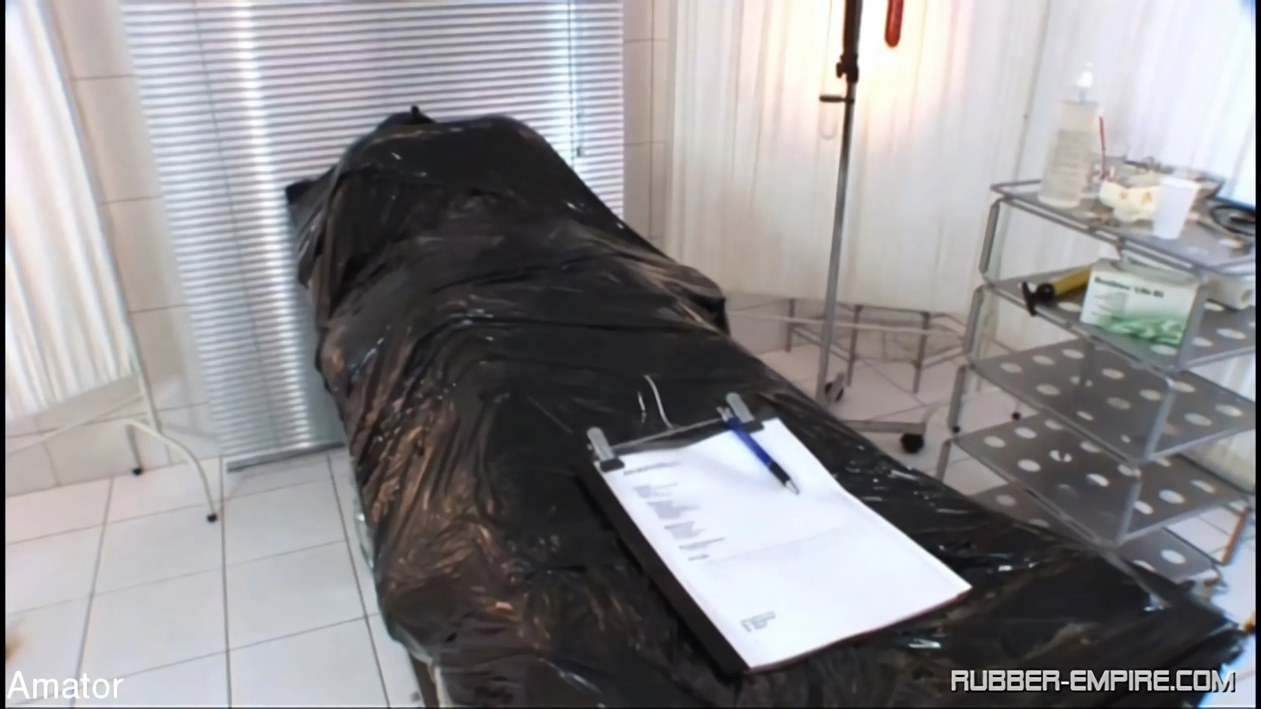 Kink Partners 'Clínica de pups de goma (1 de 3)' protagonizando Lady Bijou (foto 1)