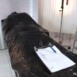 Lady Bijou en 'Kink Partners' Clínica de pups de goma (1 de 3) (Miniatura 1)