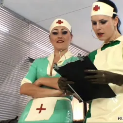 Lady Bijou en 'Kink Partners' Clínica de pups de goma (1 de 3) (Miniatura 5)