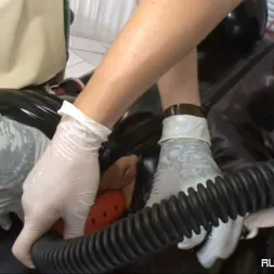 Lady Bijou en 'Kink Partners' Clínica de pups de goma (2 de 3) (Miniatura 10)