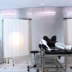 Lady Bijou en 'Kink Partners' Clínica de pups de goma (2 de 3) (Miniatura 13)