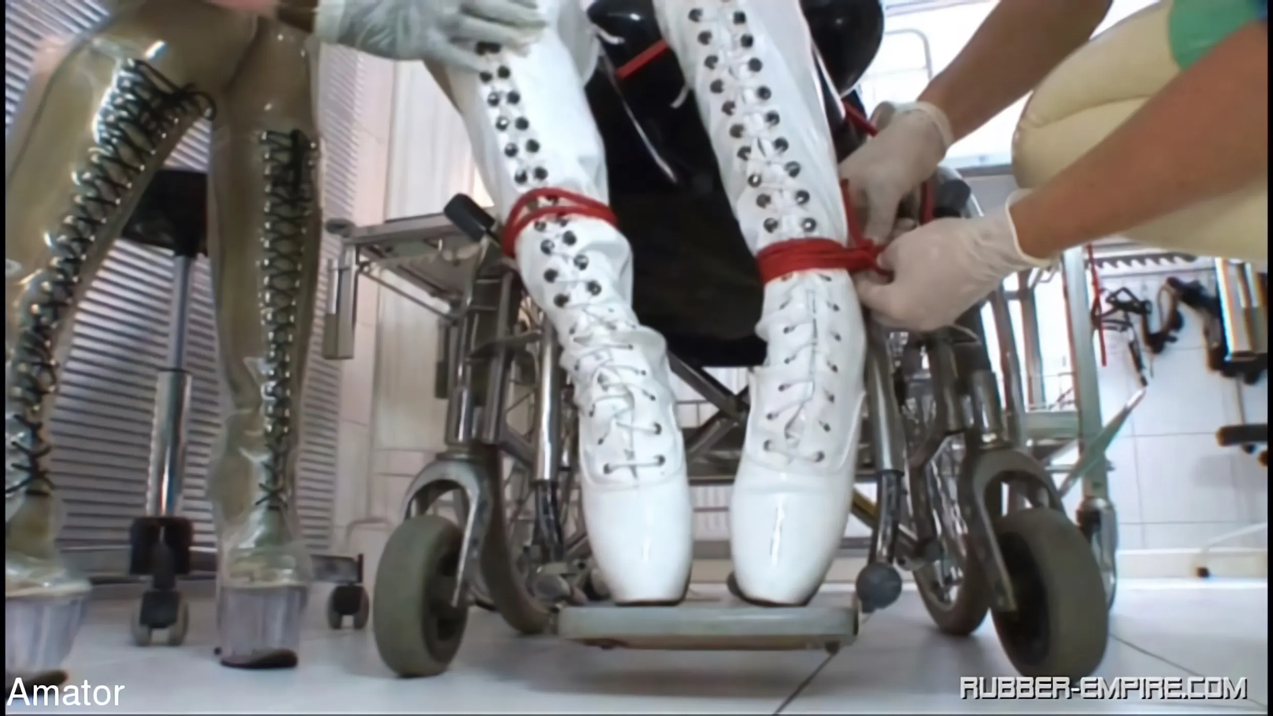 Kink Partners 'Clínica de pups de goma (2 de 3)' protagonizando Lady Bijou (foto 21)