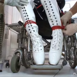 Lady Bijou en 'Kink Partners' Clínica de pups de goma (2 de 3) (Miniatura 21)