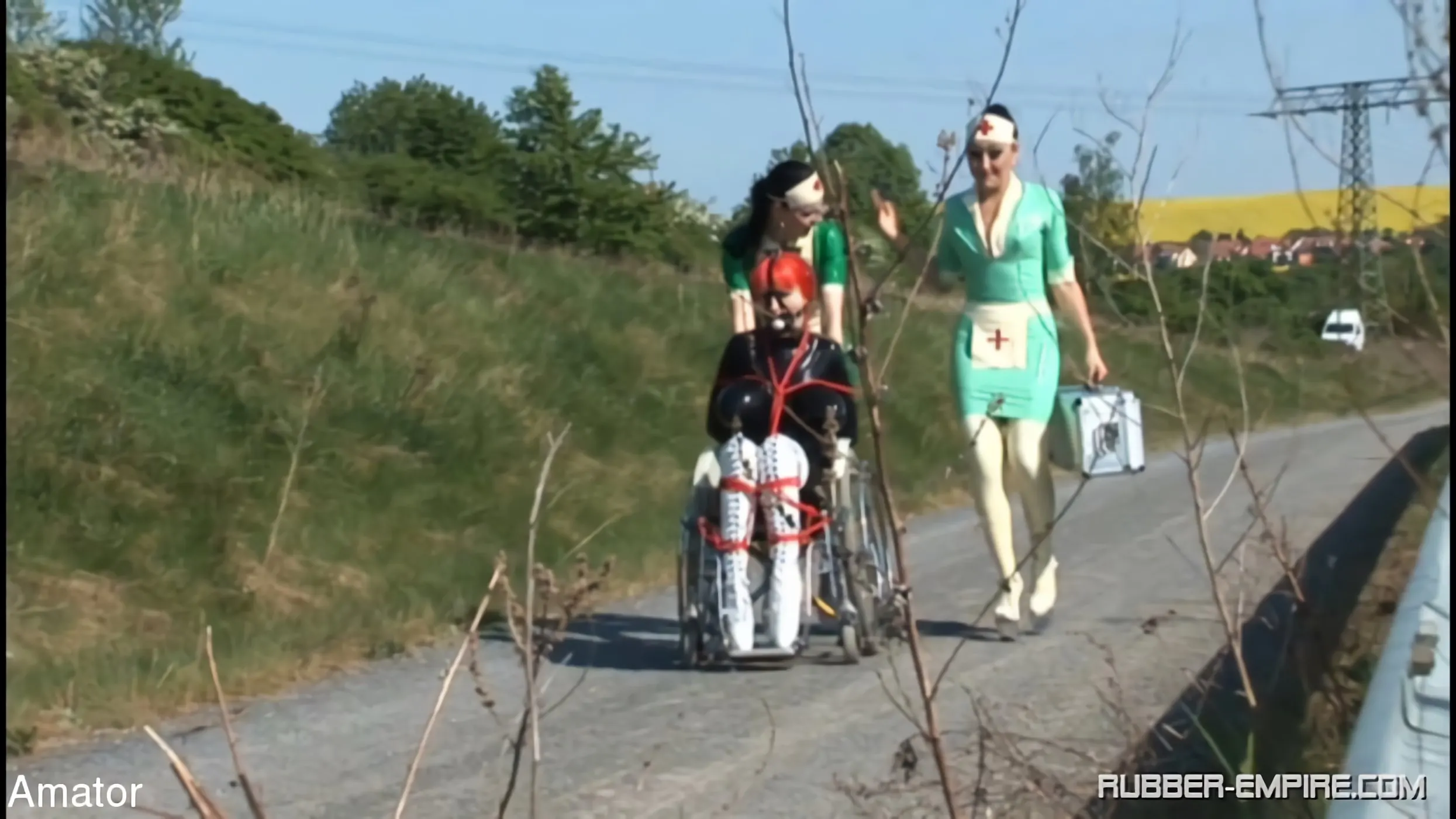 Kink Partners 'Clínica de pups de goma (3 de 3)' protagonizando Lady Bijou (foto 11)