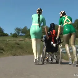 Lady Bijou en 'Kink Partners' Clínica de pups de goma (3 de 3) (Miniatura 20)