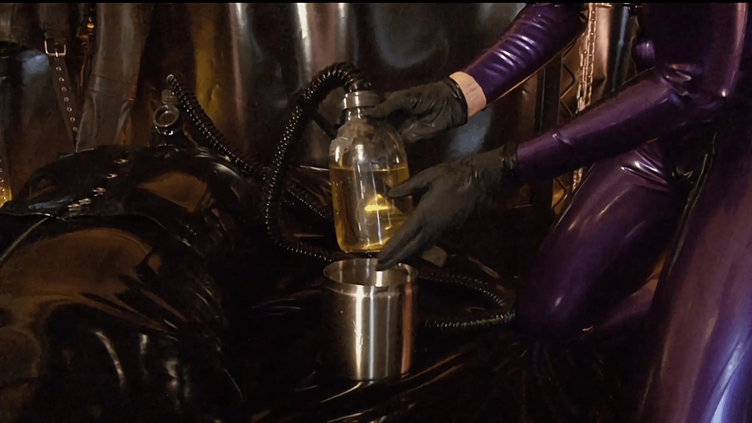 Lady Blackdiamond に '淫乱ラテックスファンタジーパート4' from 'Kink Partners' (写真 5) Kink Partners '淫乱ラテックスファンタジーパート4' 主演 Lady Blackdiamond (写真 5)