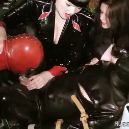 Lady Isis に ダス・グミ・ベヌツングス・グレクト:第2章 (写真 1) Lady Isis に 'Kink Partners' ダス・グミ・ベヌツングス・グレクト:第2章 (サムネイル 1)