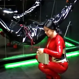 Lady Isis に 'Kink Partners' - Rubber Mummification (2 of 3) (サムネイル 5)