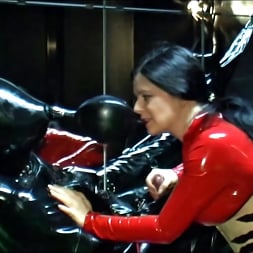 Lady Isis に 'Kink Partners' - Rubber Mummification (2 of 3) (サムネイル 8)