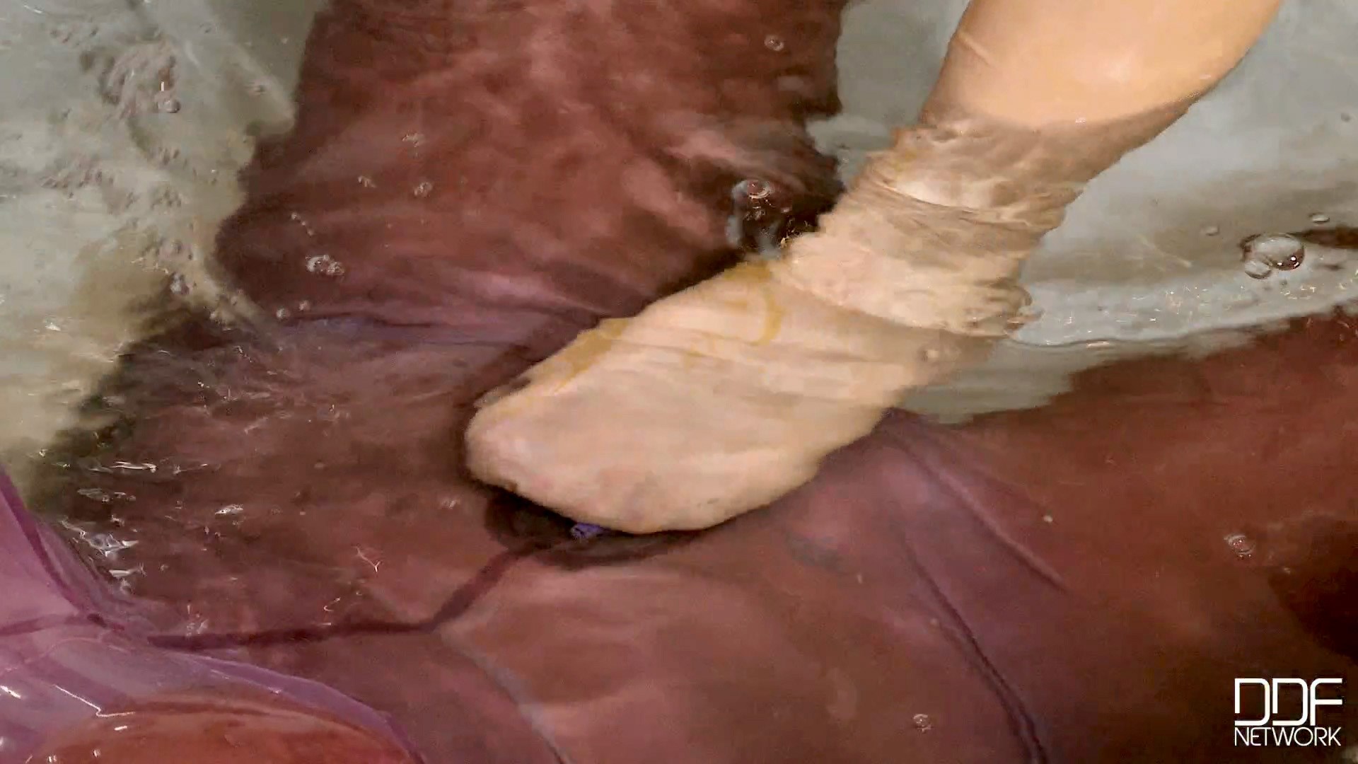 Kink Partners 'Bizarre Bath Encounter!' starring Latex Lucy (Photo 18)