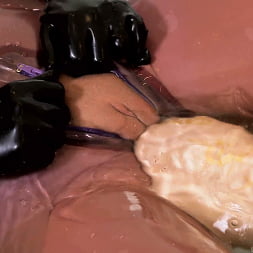 Latex Lucy in 'Kink Partners' Bizarre Bath Encounter! (Thumbnail 20)
