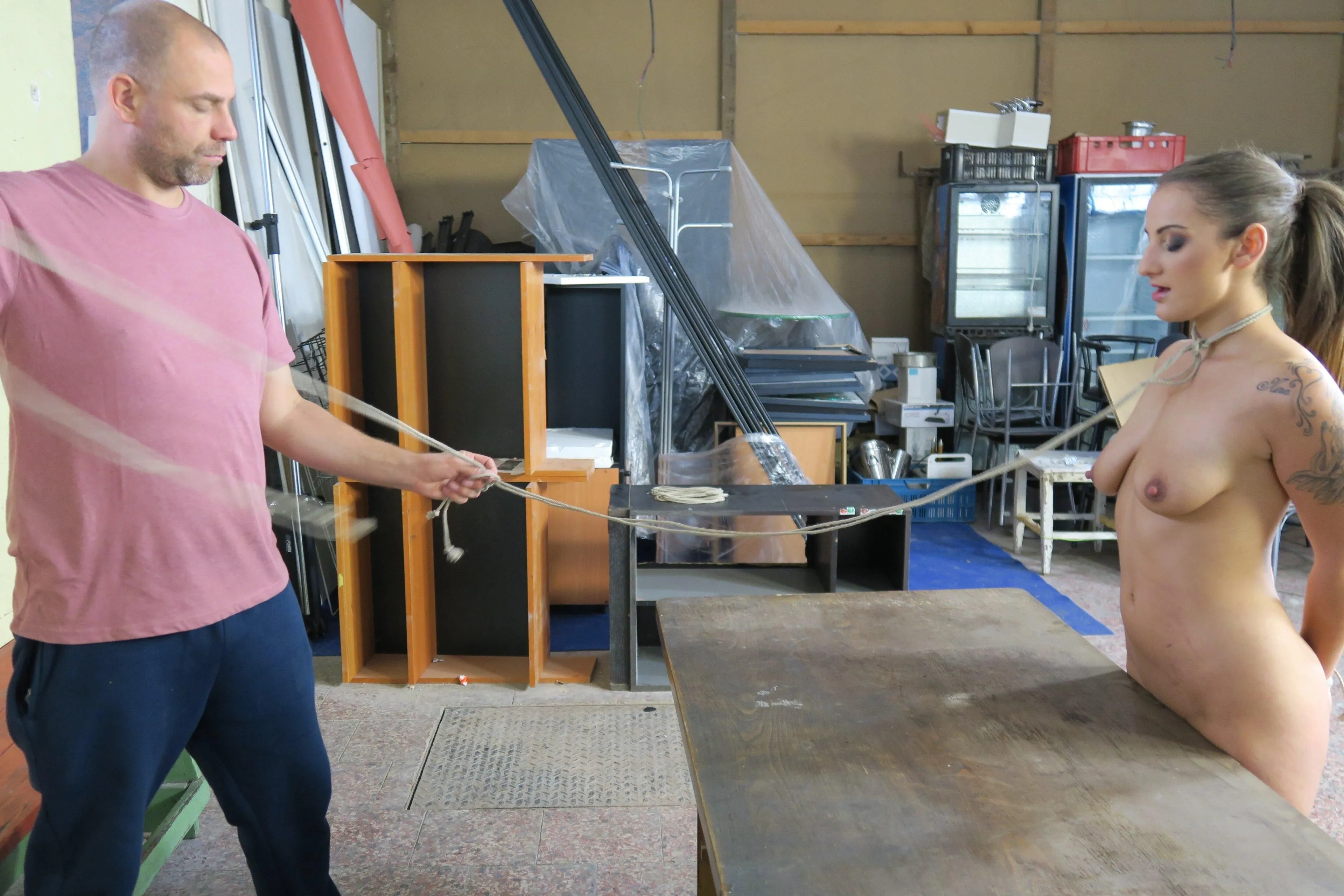 Kink Partners 'LAURA NOIRET ESCUCHA A SU MAESTRO' protagonizando Laura Noiret (foto 4)