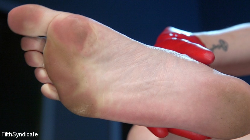 Kink Partners 'KINKY JOI: Clean Lauren's Filthy Feet' starring Lauren Phillips (Photo 7)