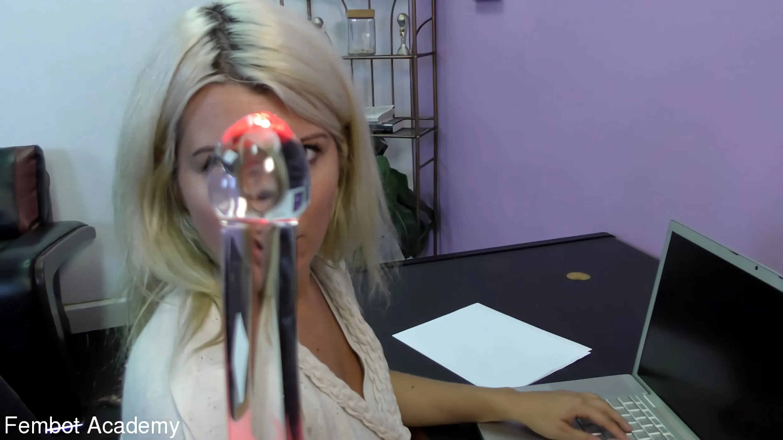 Kink Partners '秘書。。。瞬間にふしだらな女に' 主演 Layla Price (写真 3)