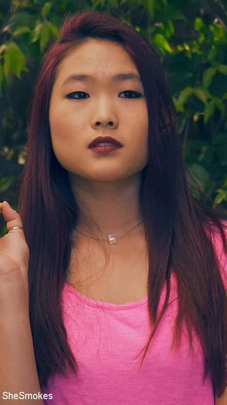 Lea Hart en 'Ella fuma 2' from 'Kink Partners' (foto 16) Kink Partners 'Ella fuma 2' protagonizando Lea Hart (foto 16)