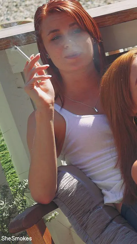 Lea Hart en 'Ella fuma 2' from 'Kink Partners' (foto 19) Kink Partners 'Ella fuma 2' protagonizando Lea Hart (foto 19)