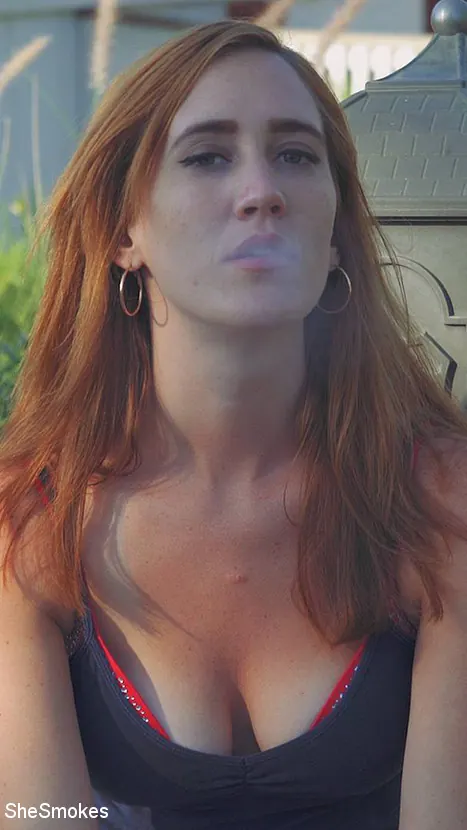 Lea Hart en 'Ella fuma 2' from 'Kink Partners' (foto 20) Kink Partners 'Ella fuma 2' protagonizando Lea Hart (foto 20)