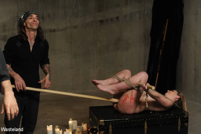 Kink Partners 'ティーンbdsmセックスと提出 - ユリ露出' 主演 Lilly Ligotage (写真 5)