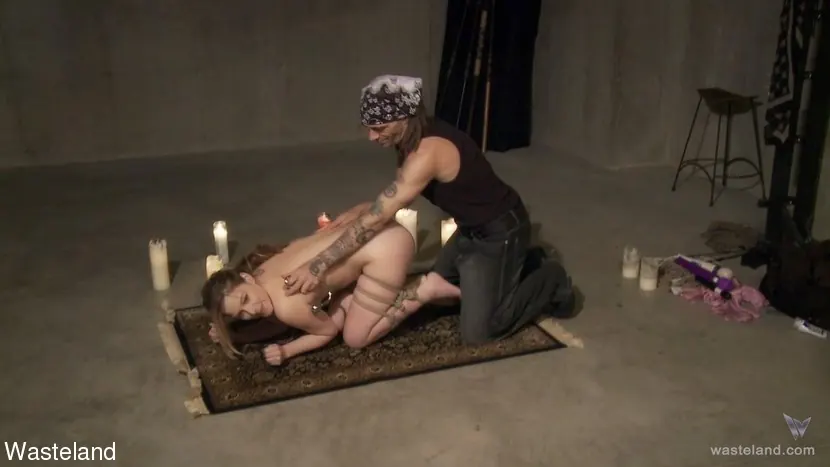 Lily Ligotage に 'バインドされ、フック' from 'Kink Partners' (写真 2) Kink Partners 'バインドされ、フック' 主演 Lily Ligotage (写真 2)