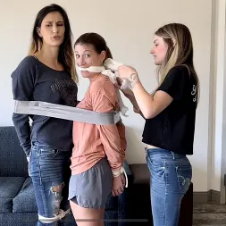 London Evans in Struggling Writer (Photo 4) London Evans in 'Kink Partners' Struggling Writer (Thumbnail 4)