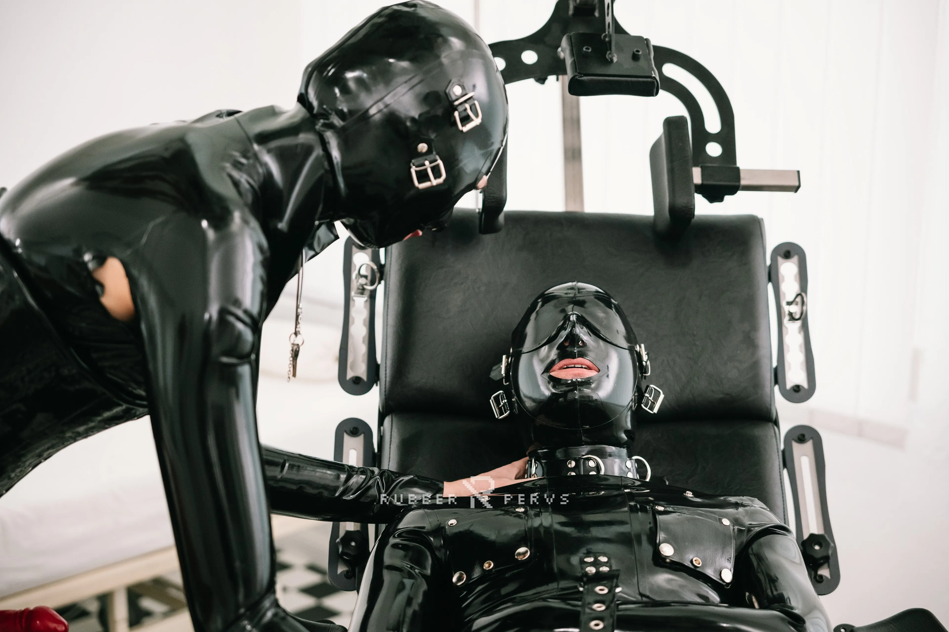 Kink Partners 'クリニックでのラバードールメイドの肛門検査' 主演 Luci van Cage (写真 30)