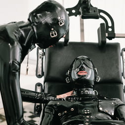 Luci van Cage に クリニックでのラバードールメイドの肛門検査 (写真 30) Luci van Cage に 'Kink Partners' クリニックでのラバードールメイドの肛門検査 (サムネイル 30)