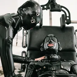 Luci van Cage に クリニックでのラバードールメイドの肛門検査 (写真 30) Luci van Cage に 'Kink Partners' クリニックでのラバードールメイドの肛門検査 (サムネイル 30)