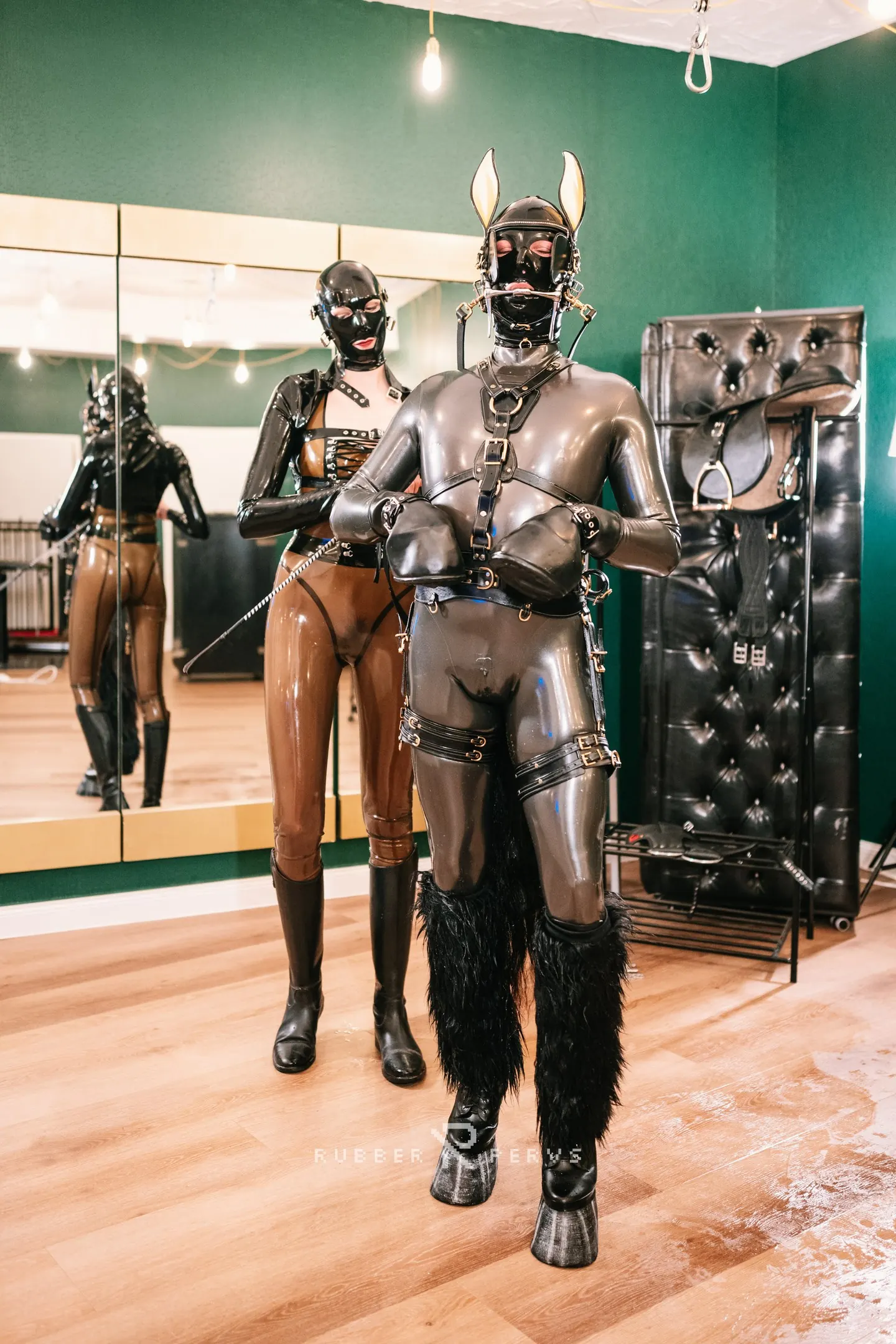 Kink Partners 'ラバーポニープレイ:手綱を立ててトレッドミルでトレーニング' 主演 Luci van Cage (写真 1)