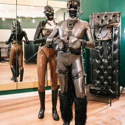 Luci van Cage に ラバーポニープレイ:手綱を立ててトレッドミルでトレーニング (写真 1) Luci van Cage に 'Kink Partners' ラバーポニープレイ:手綱を立ててトレッドミルでトレーニング (サムネイル 1)