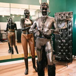 Luci van Cage に ラバーポニープレイ:手綱を立ててトレッドミルでトレーニング (写真 2) Luci van Cage に 'Kink Partners' ラバーポニープレイ:手綱を立ててトレッドミルでトレーニング (サムネイル 2)