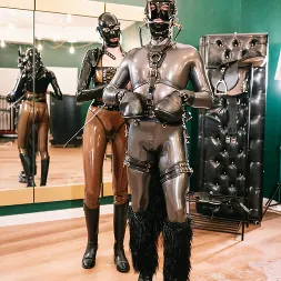 Luci van Cage に ラバーポニープレイ:手綱を立ててトレッドミルでトレーニング (写真 4) Luci van Cage に 'Kink Partners' ラバーポニープレイ:手綱を立ててトレッドミルでトレーニング (サムネイル 4)