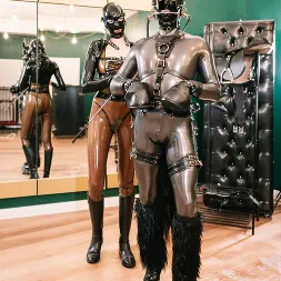 Luci van Cage に ラバーポニープレイ:手綱を立ててトレッドミルでトレーニング (写真 8) Luci van Cage に 'Kink Partners' ラバーポニープレイ:手綱を立ててトレッドミルでトレーニング (サムネイル 8)