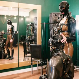Luci van Cage に ラバーポニープレイ:手綱を立ててトレッドミルでトレーニング (写真 20) Luci van Cage に 'Kink Partners' ラバーポニープレイ:手綱を立ててトレッドミルでトレーニング (サムネイル 20)