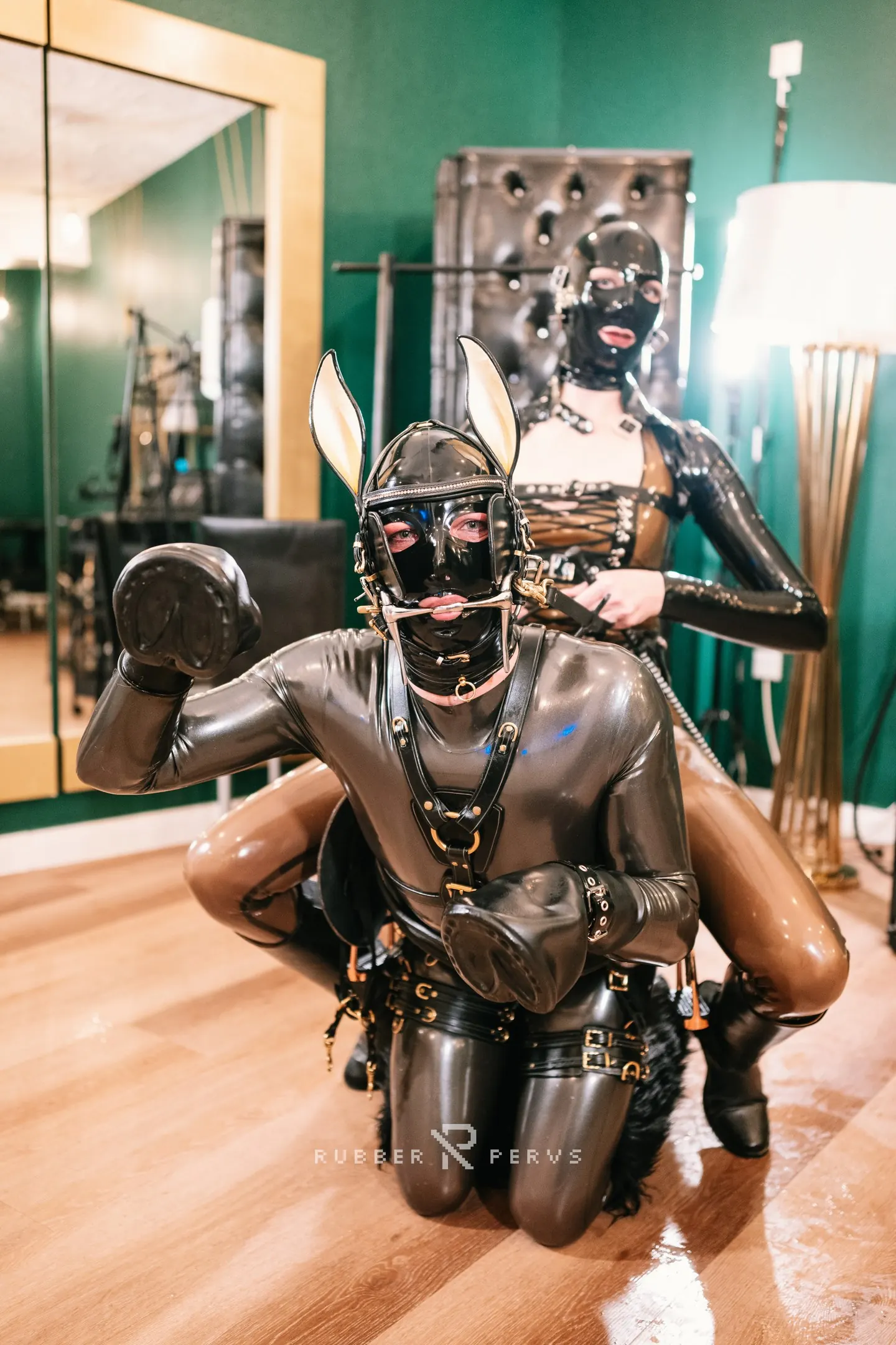 Luci van Cage en 'Juego de ponis de goma: el semental fue ensillado y ordeñado por una máquina de ordeño' from 'Kink Partners' (foto 1) Kink Partners 'Juego de ponis de goma: el semental fue ensillado y ordeñado por una máquina de ordeño' protagonizando Luci van Cage (foto 1)