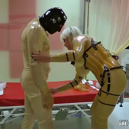 Madame Gilette en 'Kink Partners' Clínica de Madame Gilette (Miniatura 1)