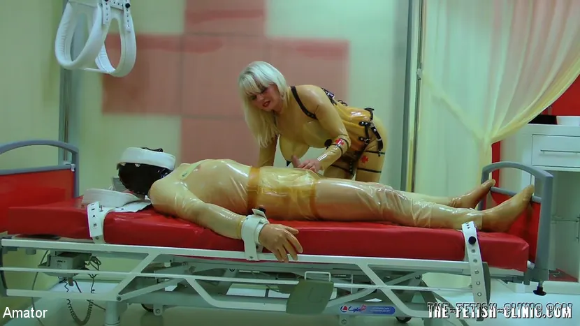 Kink Partners 'Clínica de Madame Gilette' protagonizando Madame Gilette (foto 9)