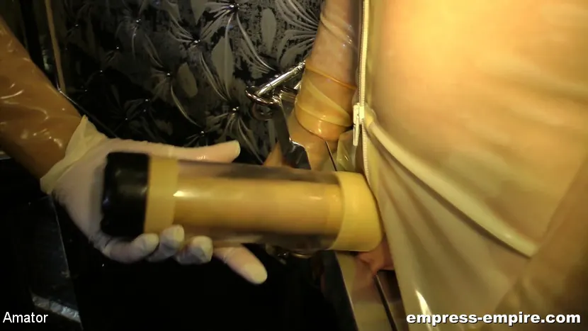 Kink Partners 'Madame Gilette: Juguetes de goma (Parte 2 o 2)' protagonizando Madame Gilette (foto 7)