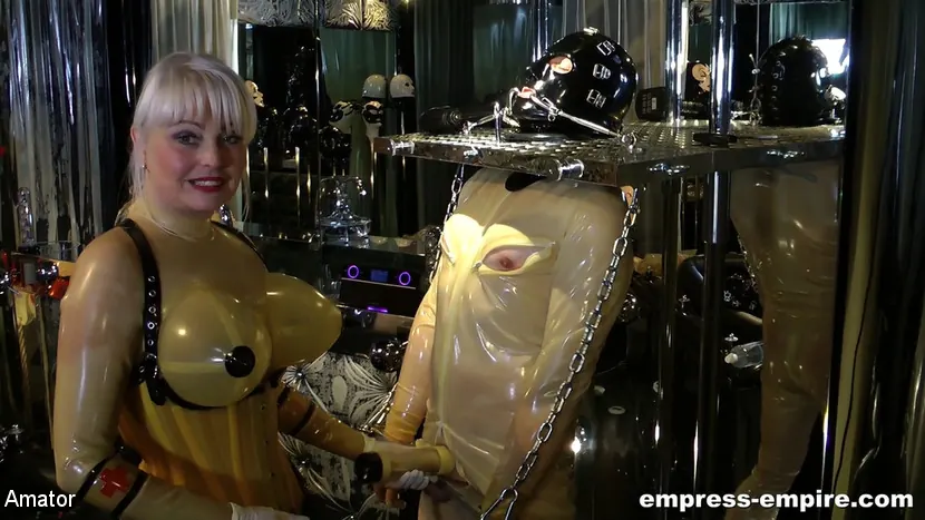 Kink Partners 'Madame Gilette: Juguetes de goma (Parte 2 o 2)' protagonizando Madame Gilette (foto 9)