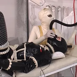 Madame Zoe に 'Kink Partners' クリニックのゴムメイドパート2 (サムネイル 8)