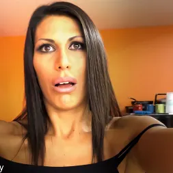 Makayla Coxx に ドミナトリックスは従順な大きなtitのフェムボットのふしだらな女に変身 (写真 3) Makayla Coxx に 'Kink Partners' ドミナトリックスは従順な大きなtitのフェムボットのふしだらな女に変身 (サムネイル 3)