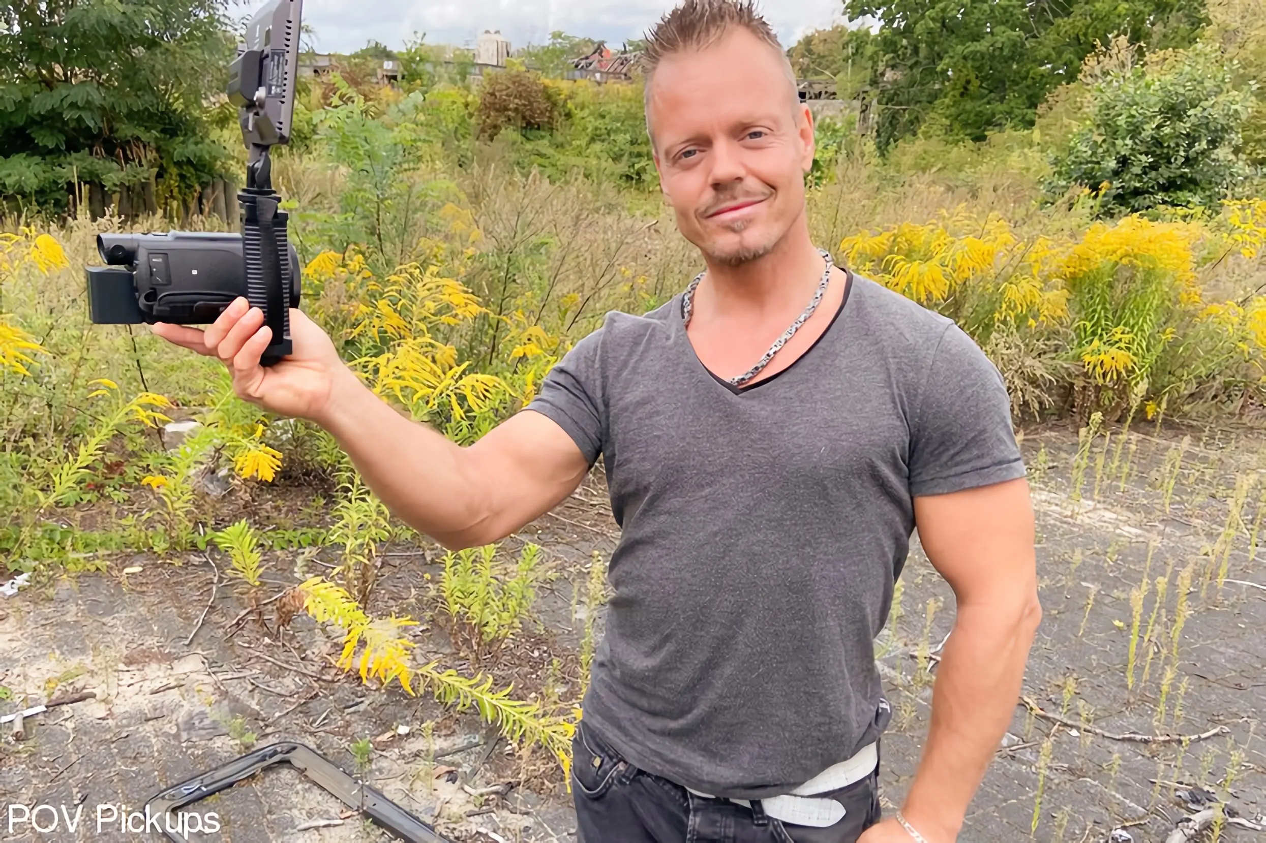 Kink Partners '¡Cita guarra al aire libre con la tetona Mia Blow!' protagonizando Mia Blow (foto 1)