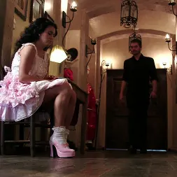 Mia Pearl en - Innocence Bound (foto 2) Mia Pearl en 'Kink Partners' - Innocence Bound (Miniatura 2)