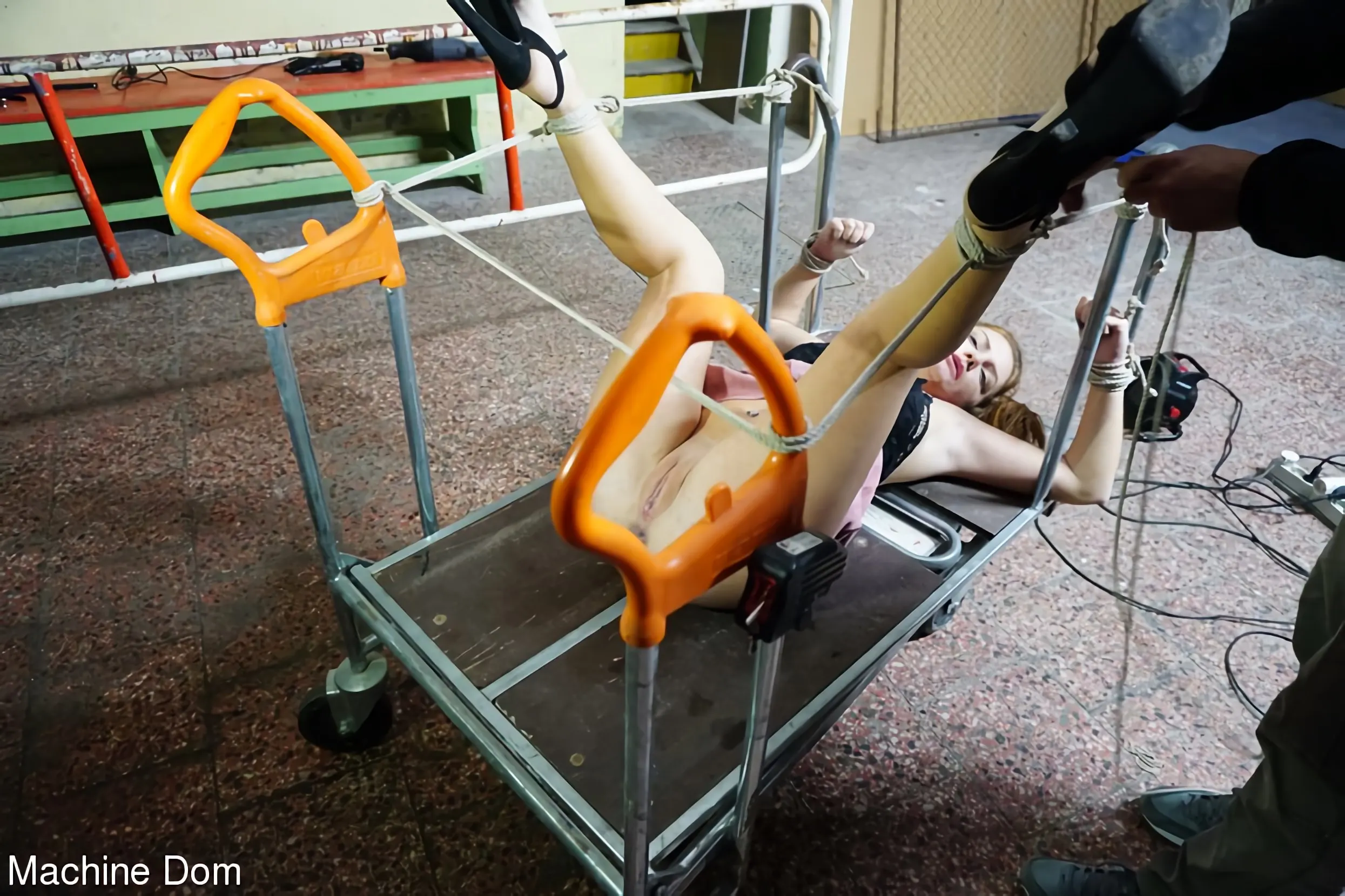 Mila Fox に 'ブルネットティーンはマシンで犯さ' from 'Kink Partners' (写真 7) Kink Partners 'ブルネットティーンはマシンで犯さ' 主演 Mila Fox (写真 7)