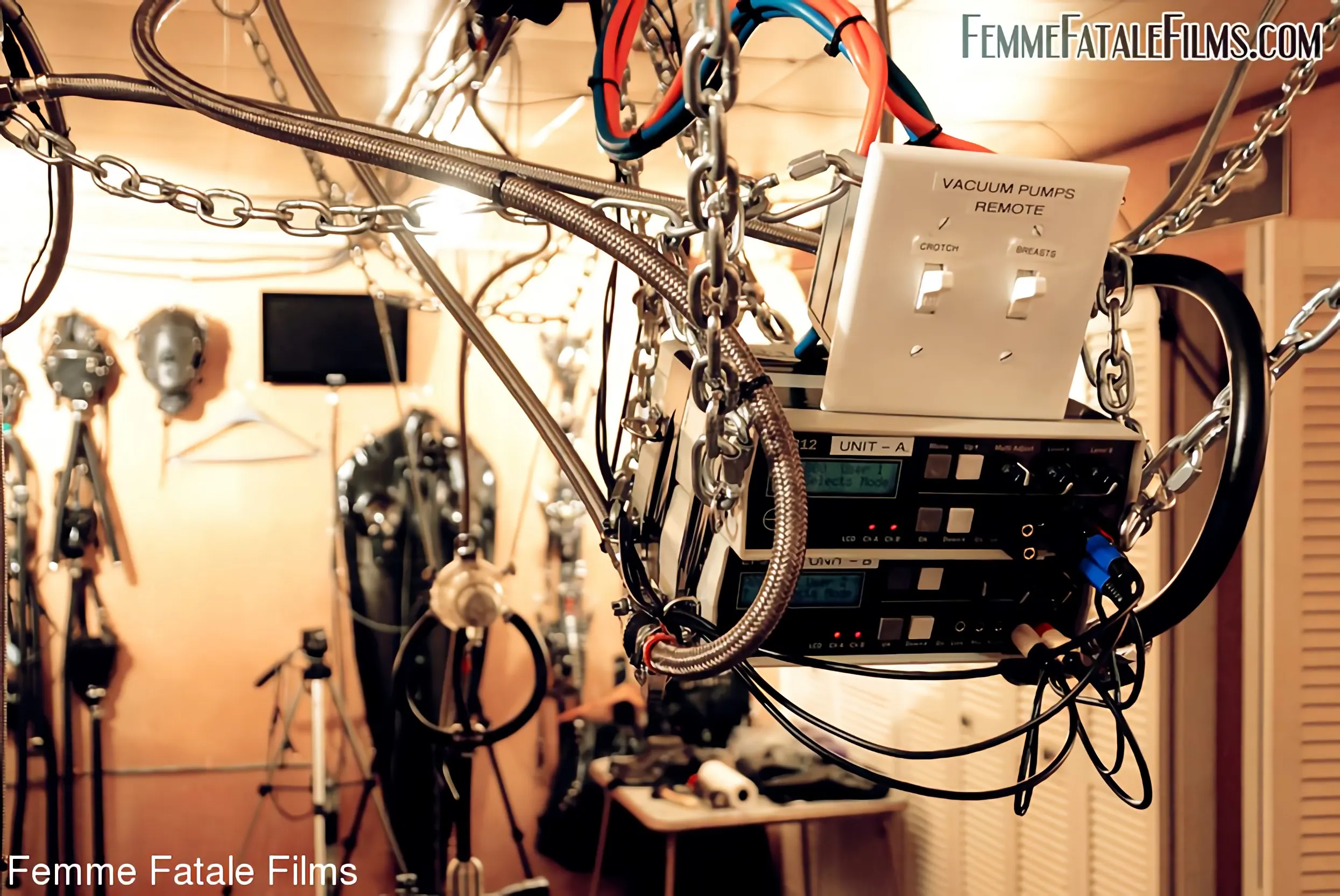 Mistress Eleise de Lacy en 'Drenado por la máquina de ordeño' from 'Kink Partners' (foto 1) Kink Partners 'Drenado por la máquina de ordeño' protagonizando Mistress Eleise de Lacy (foto 1)