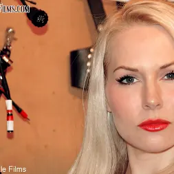 Mistress Eleise de Lacy en Drenado por la máquina de ordeño (foto 3) Mistress Eleise de Lacy en 'Kink Partners' Drenado por la máquina de ordeño (Miniatura 3)